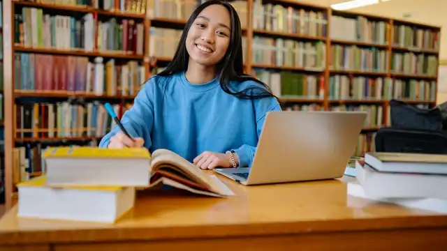 Pessoa pesquisando editais de concursos públicos no computador