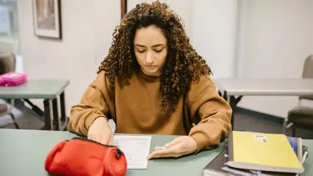 Pessoa preenchendo formulário de inscrição de concurso público no computador