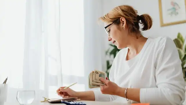 Trabalhador consultando o saque do FGTS no celular