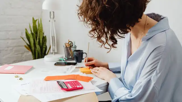 Pessoa organizando finanças para abrir um pequeno negócio
