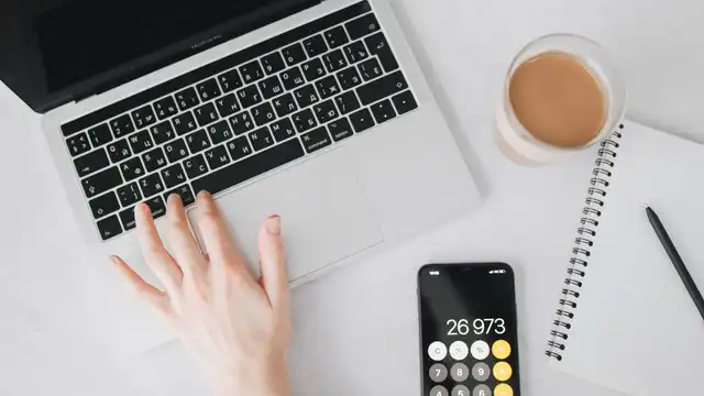 Pessoa preenchendo solicitação de seguro-desemprego pelo celular