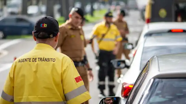 Condutor analisando notificação de multa de trânsito